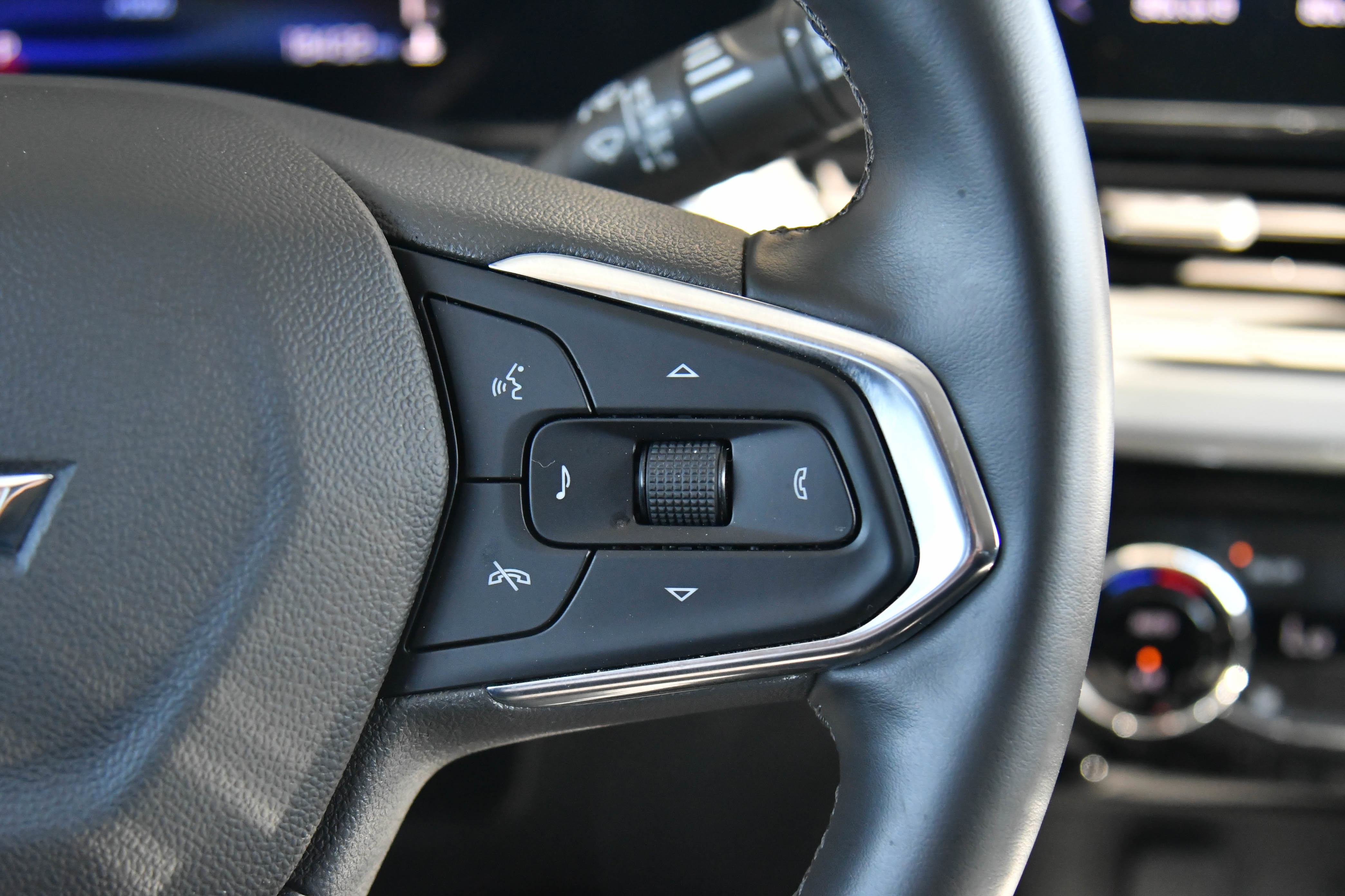 Used 2025 Chevrolet Trax LT w/ LT Convenience Package image 28