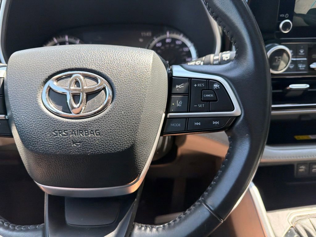Used 2023 Toyota Highlander XLE AWD/4WD image 34