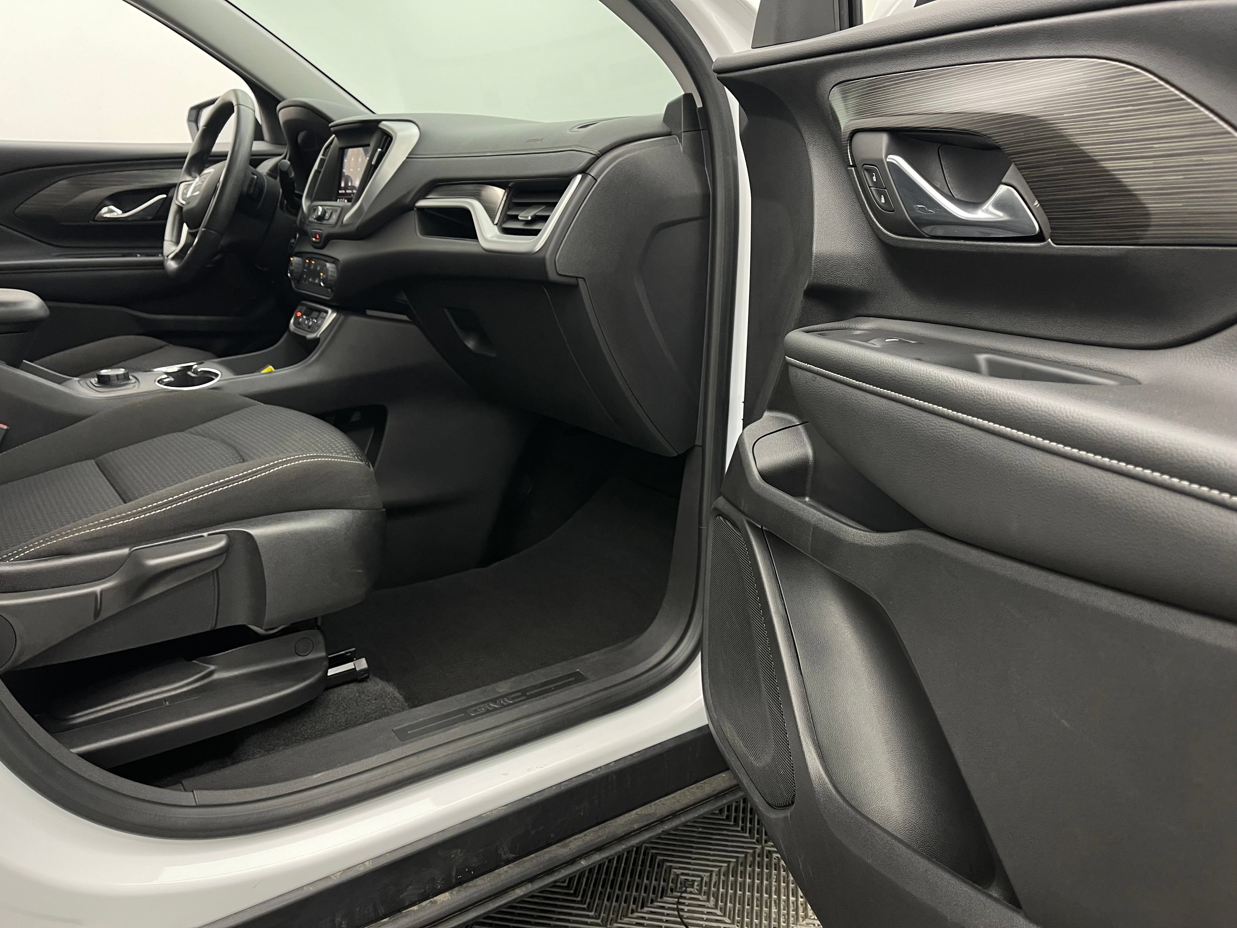 Used 2024 GMC Terrain SLE FWD image 28