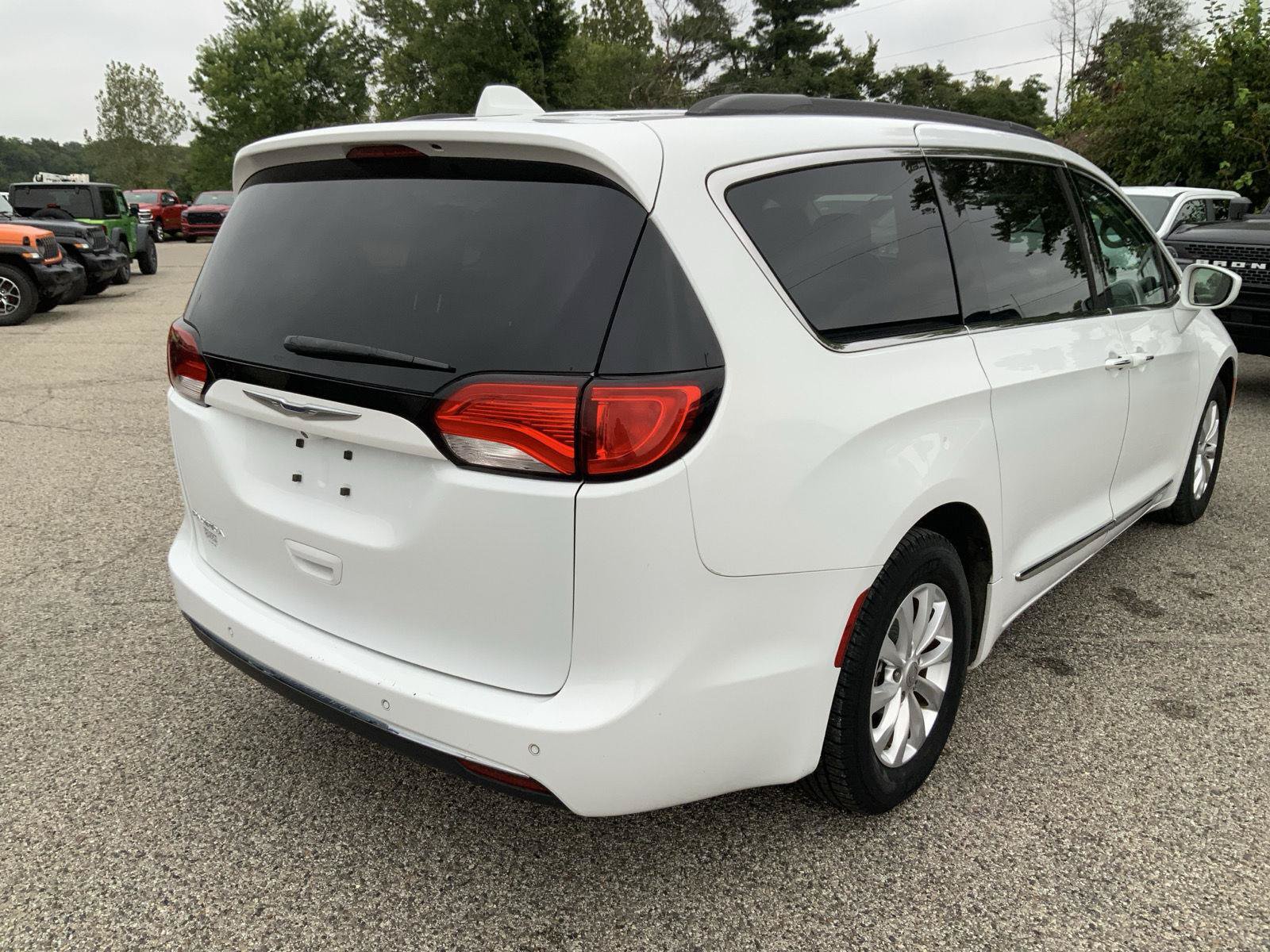 Used 2017 Chrysler Pacifica Touring-L FWD image 12