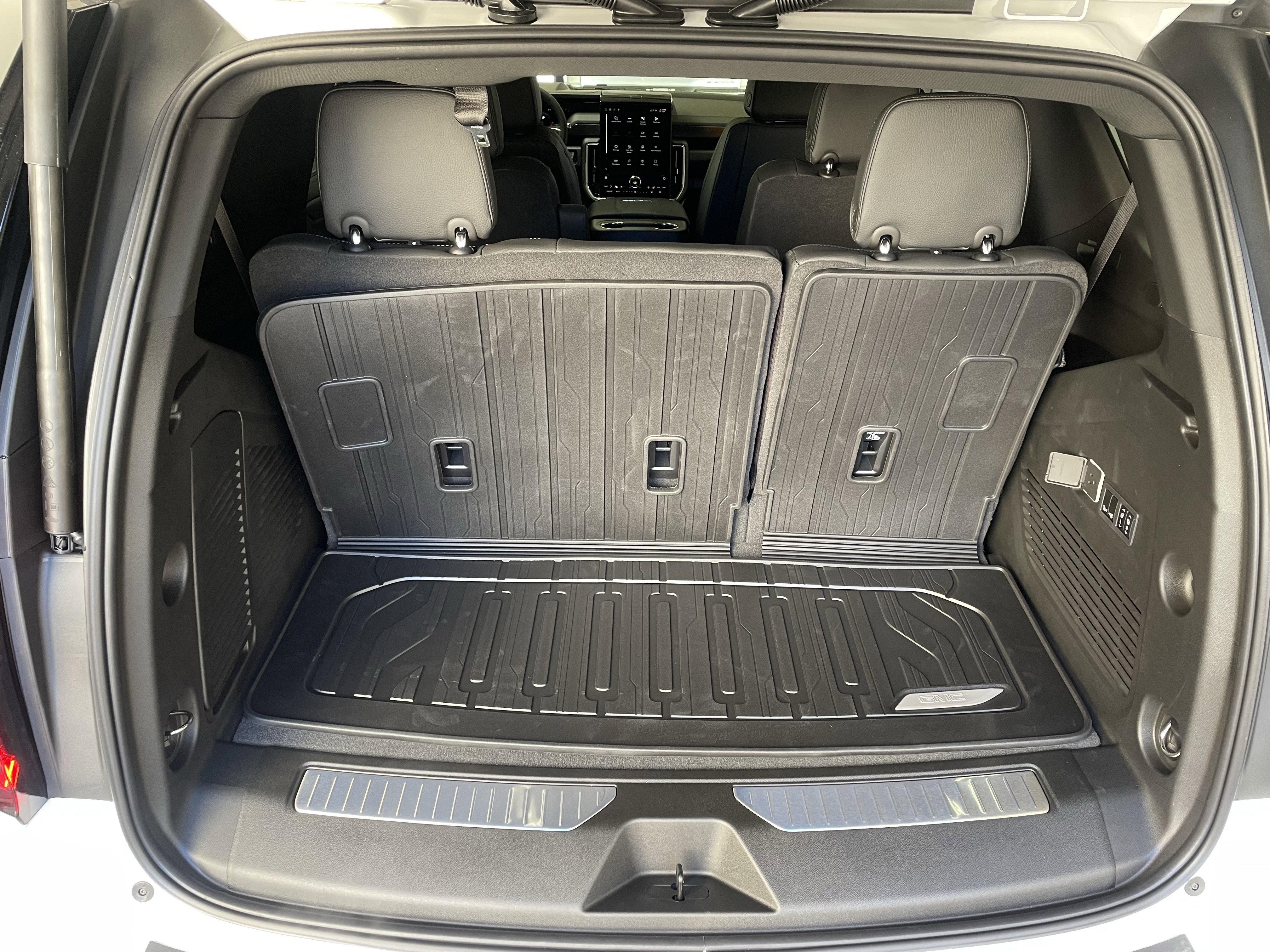 New 2026 GMC Yukon Denali w/ Sun & Power Step Package image 9