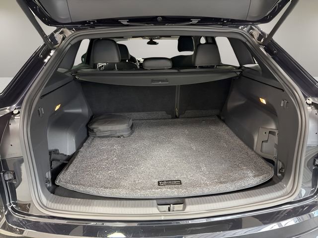 Used 2023 Volkswagen Atlas Cross Sport SE w/ Black Wheel Package image 33