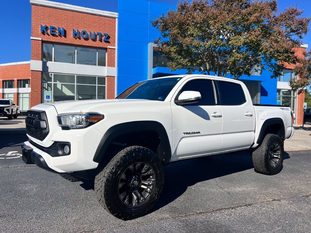 Used 2020 Toyota Tacoma TRD Off-Road AWD/4WD image 1