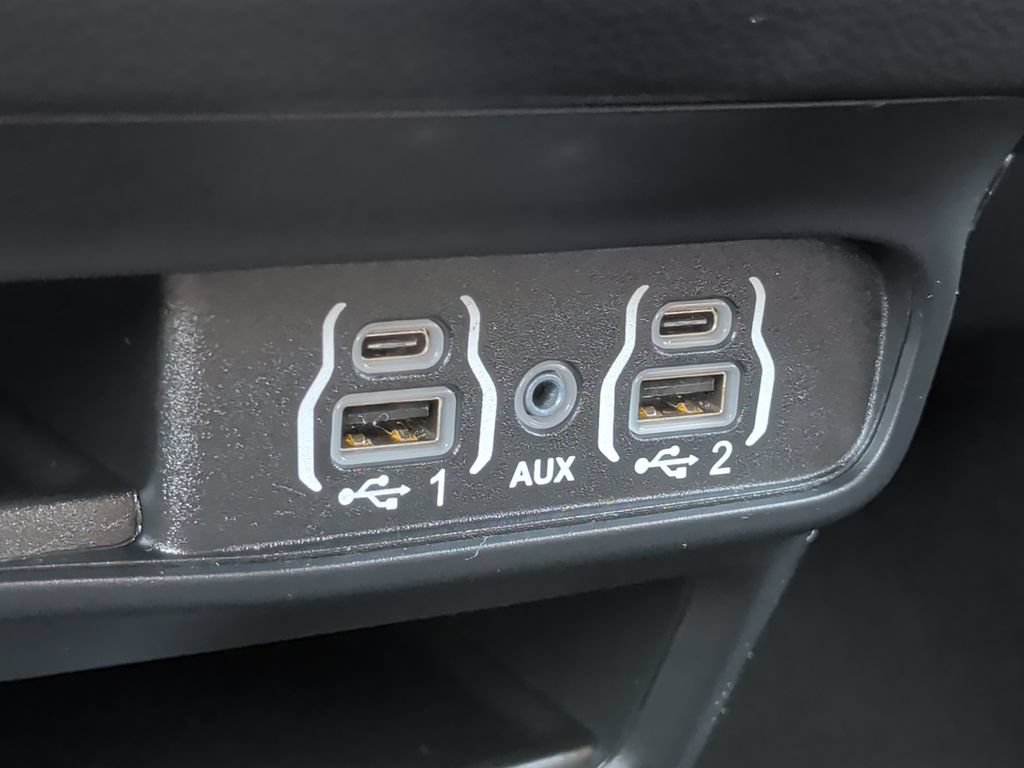 Used 2025 Chrysler Pacifica Select FWD image 28
