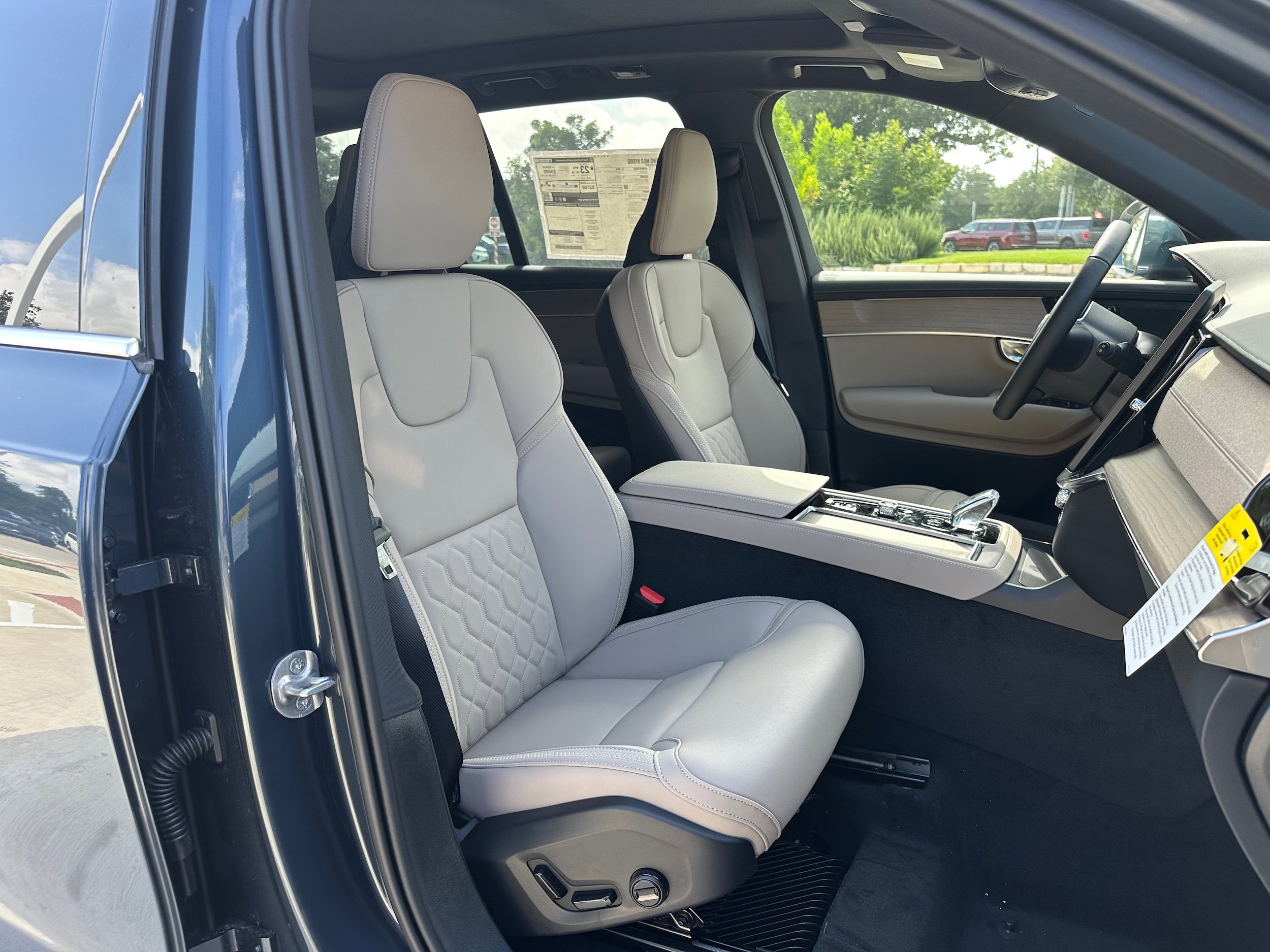 Used 2026 Volvo XC90 B6 Plus w/ Protection Package Premier AWD/4WD image 8