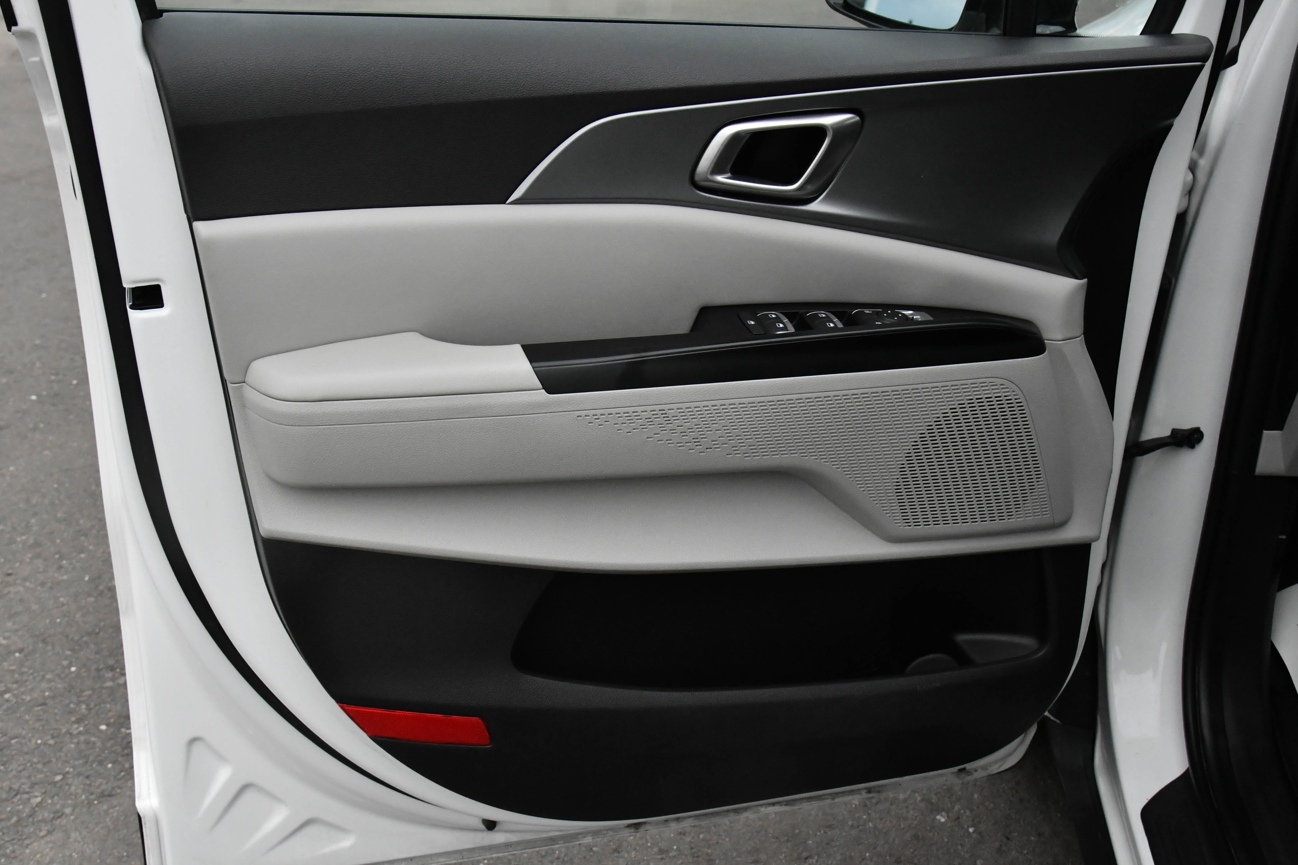 Used 2024 Kia Carnival LX image 14