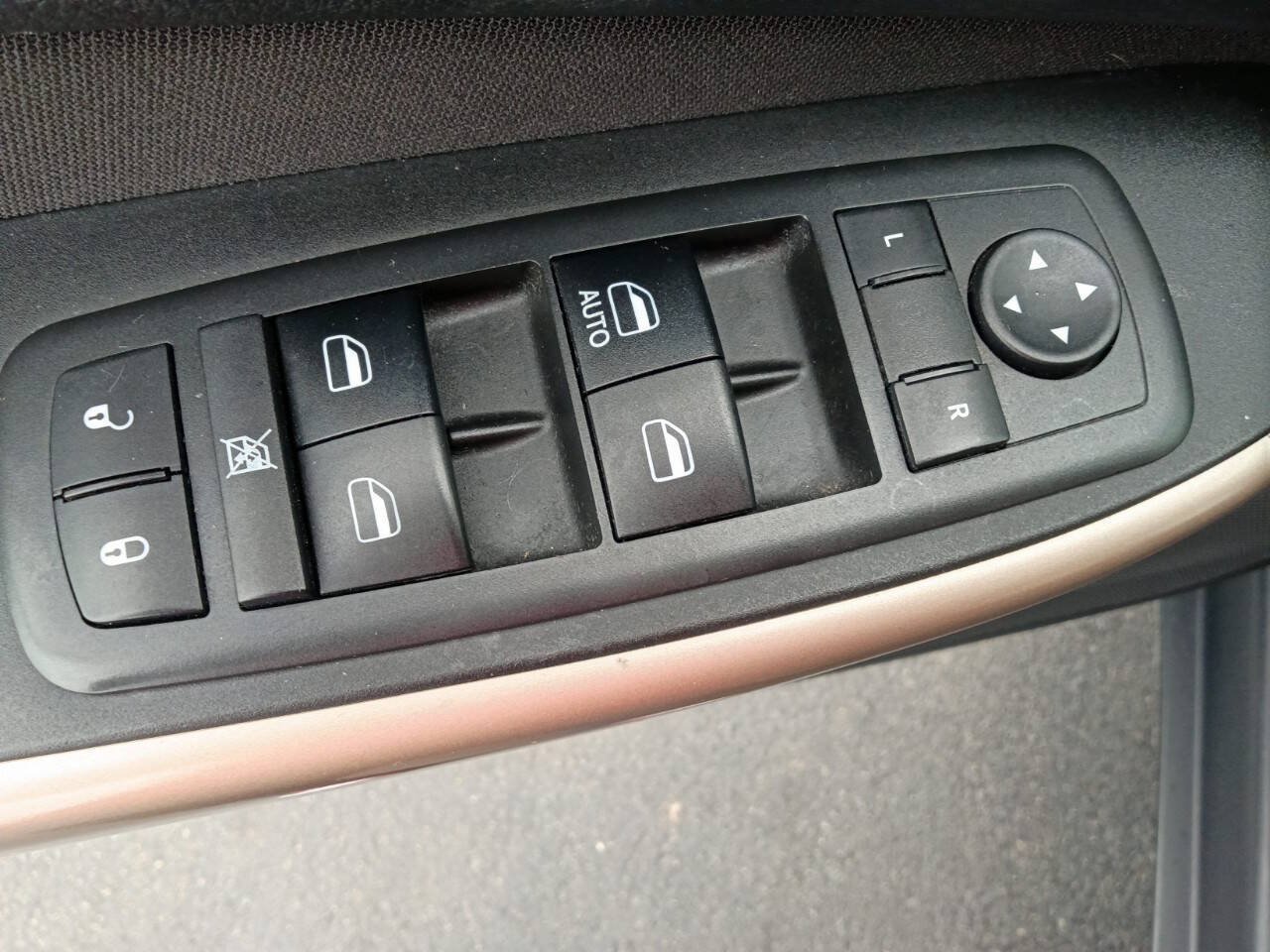 Used 2018 Jeep Cherokee Latitude w/ Cold Weather Group AWD/4WD image 12