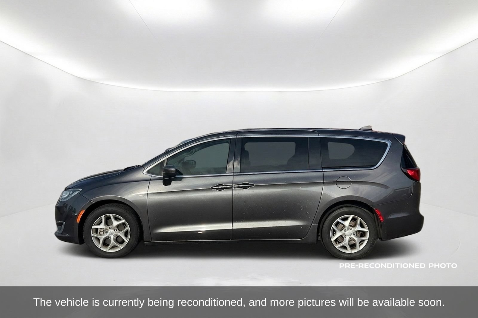 Used 2017 Chrysler Pacifica Touring Plus w/ Tire & Wheel Group FWD image 9