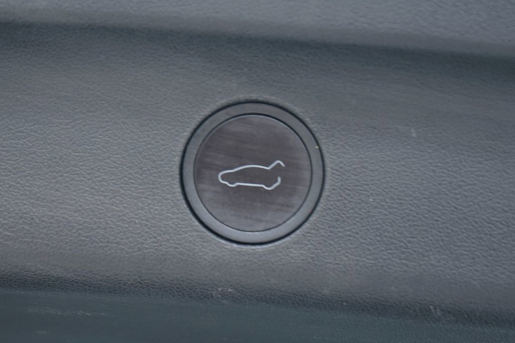 Used 2020 Tesla Model Y Long Range image 9