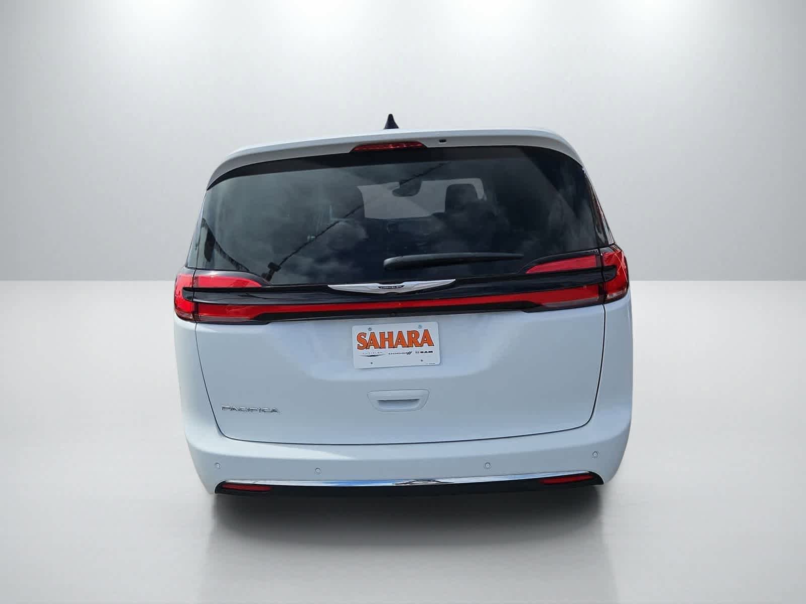 Used 2024 Chrysler Pacifica Touring-L FWD image 11