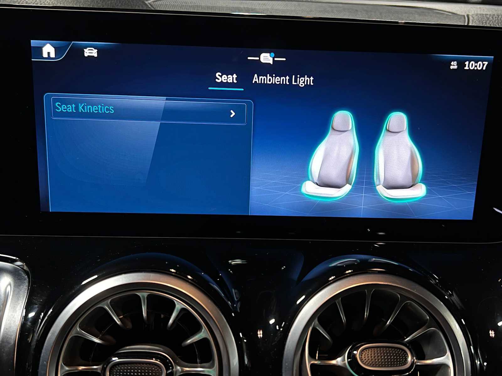 Used 2025 Mercedes-Benz GLB 250 4MATIC image 32