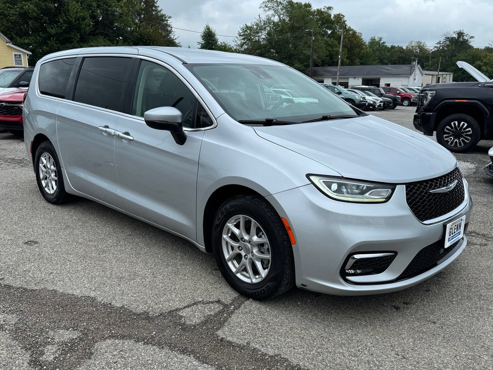 Used 2023 Chrysler Pacifica Touring-L FWD image 8