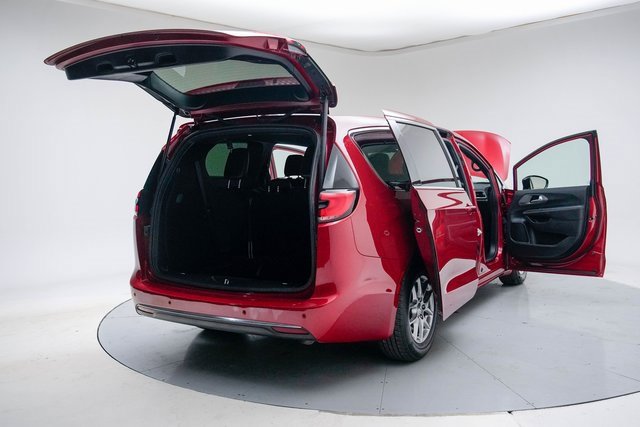 Used 2025 Chrysler Pacifica Select image 21