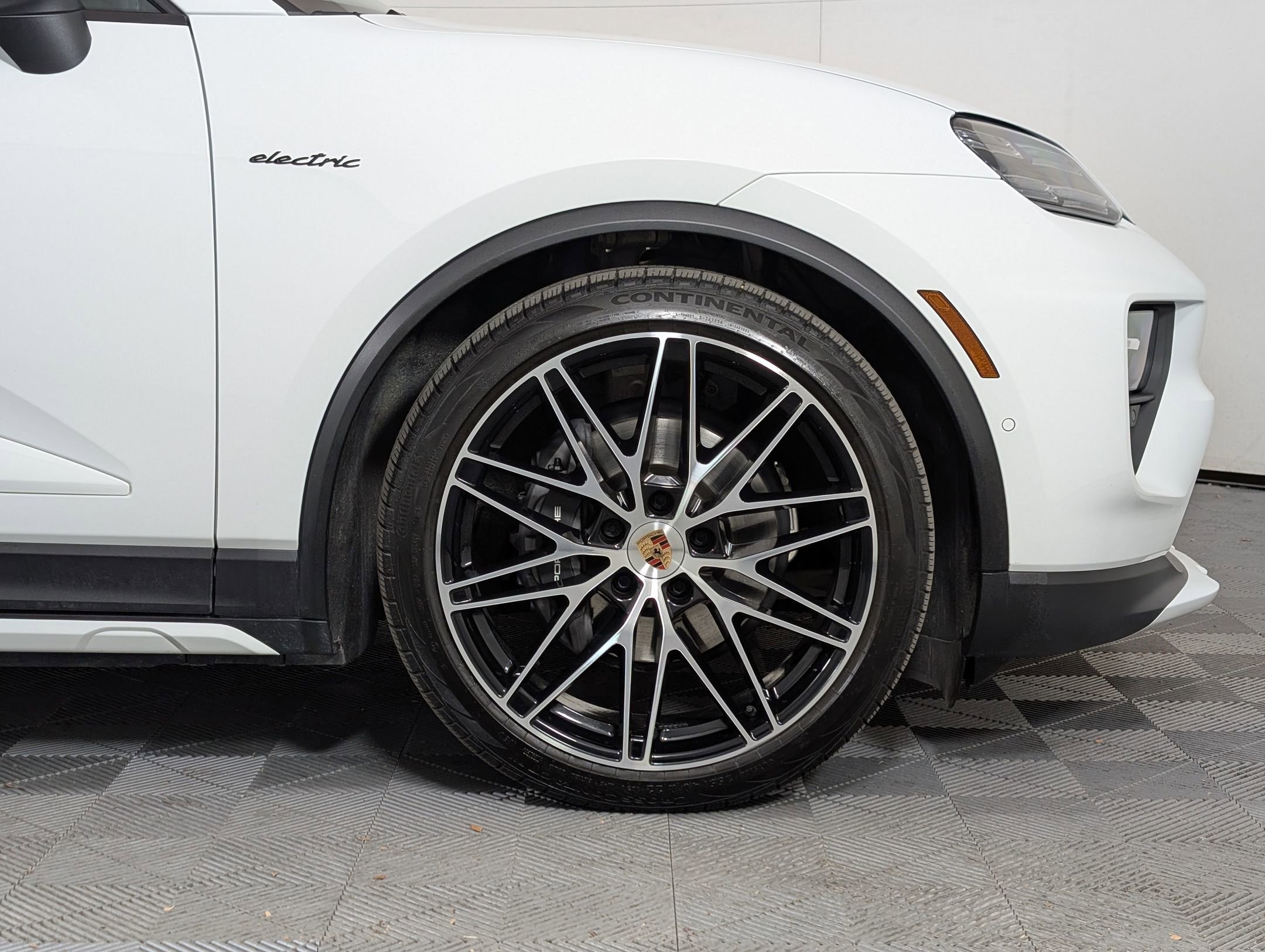 Used 2025 Porsche Macan 4 Electric image 14