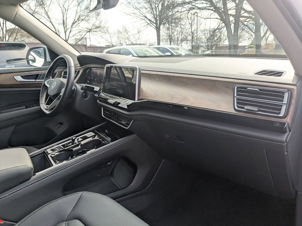 Used 2025 Volkswagen Atlas SE image 30