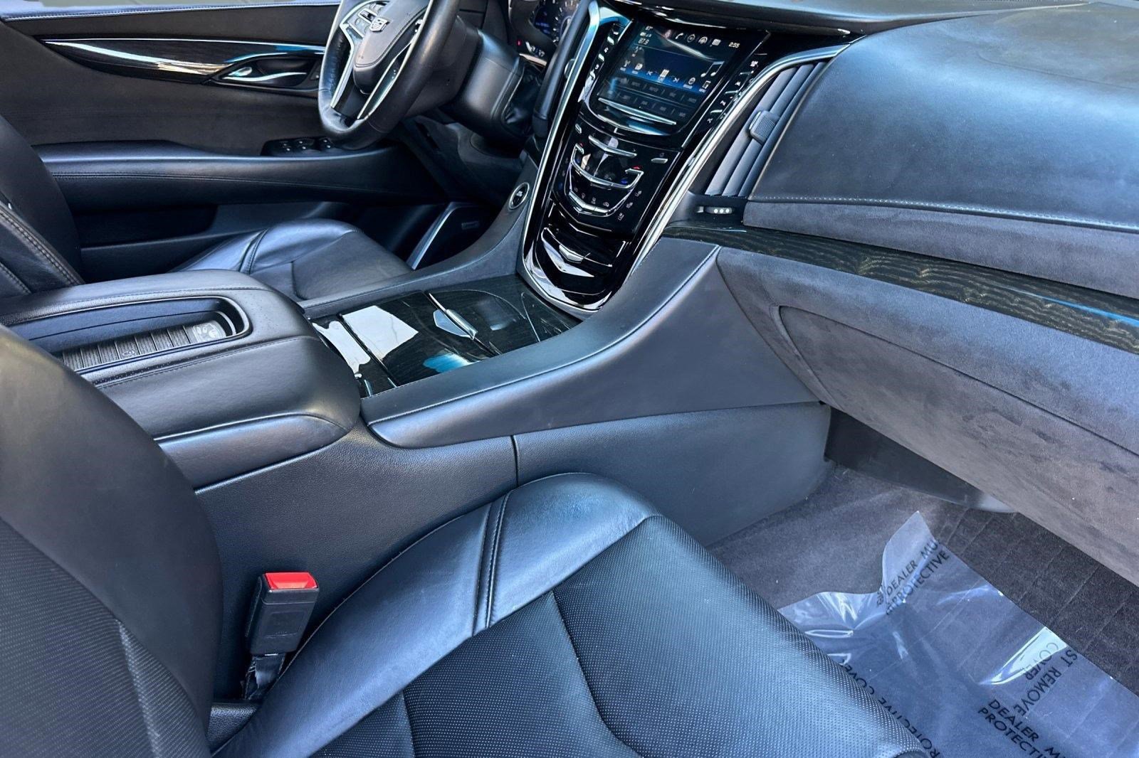 Used 2020 Cadillac Escalade ESV Platinum image 34