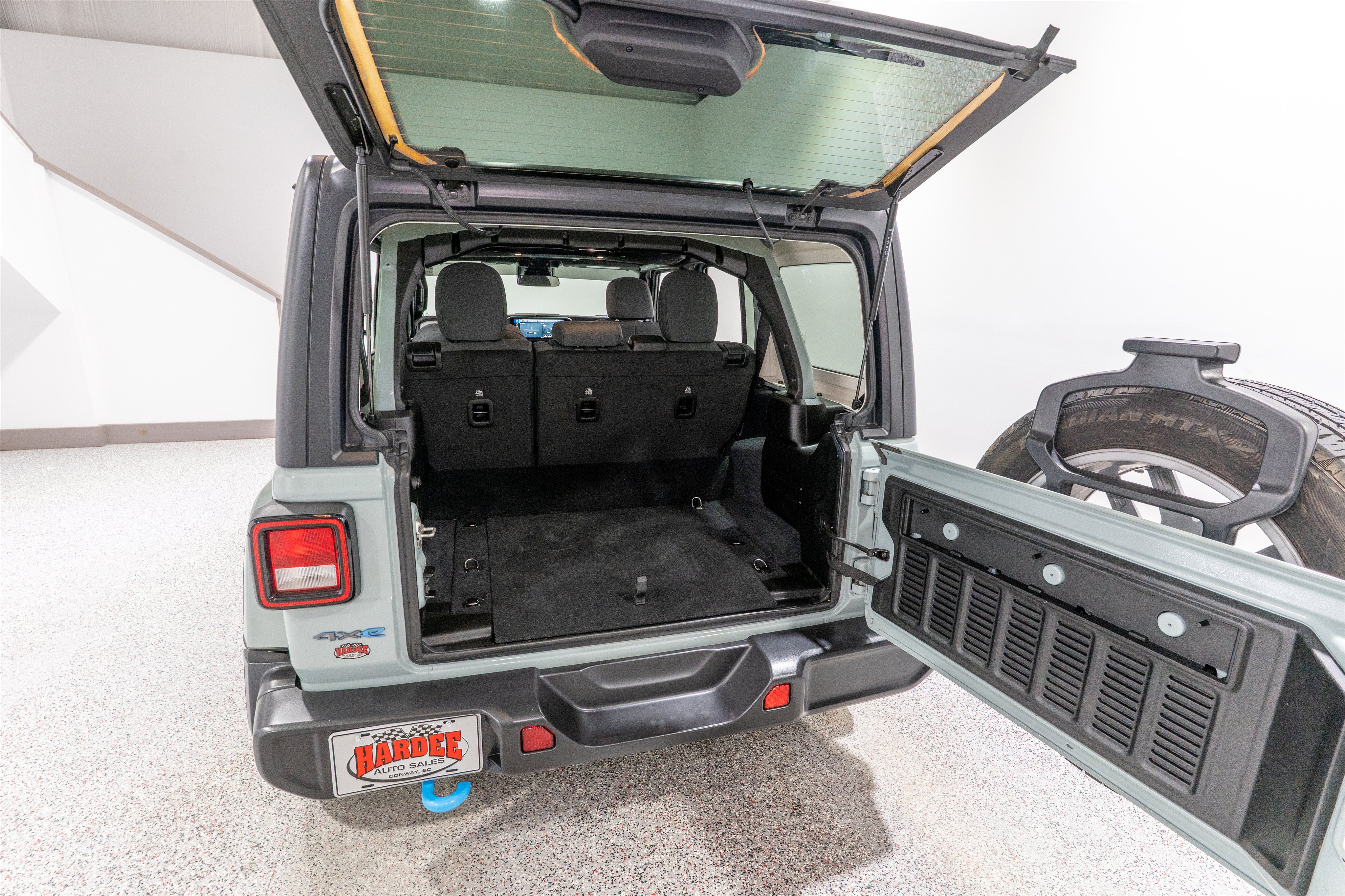 Used 2024 Jeep Wrangler Unlimited w/ Convenience Group AWD/4WD image 33