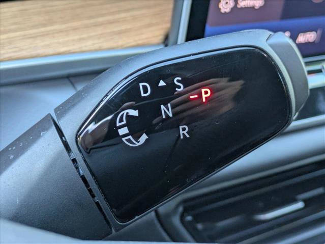 Used 2025 Volkswagen Tiguan SEL R-Line image 12