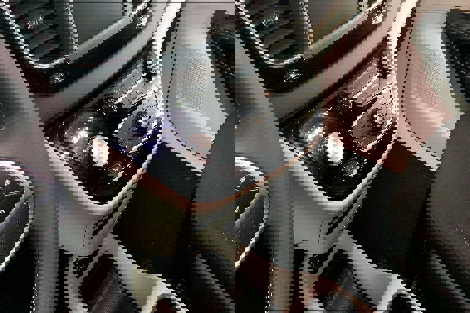 Used 2023 Chrysler Voyager LX image 17