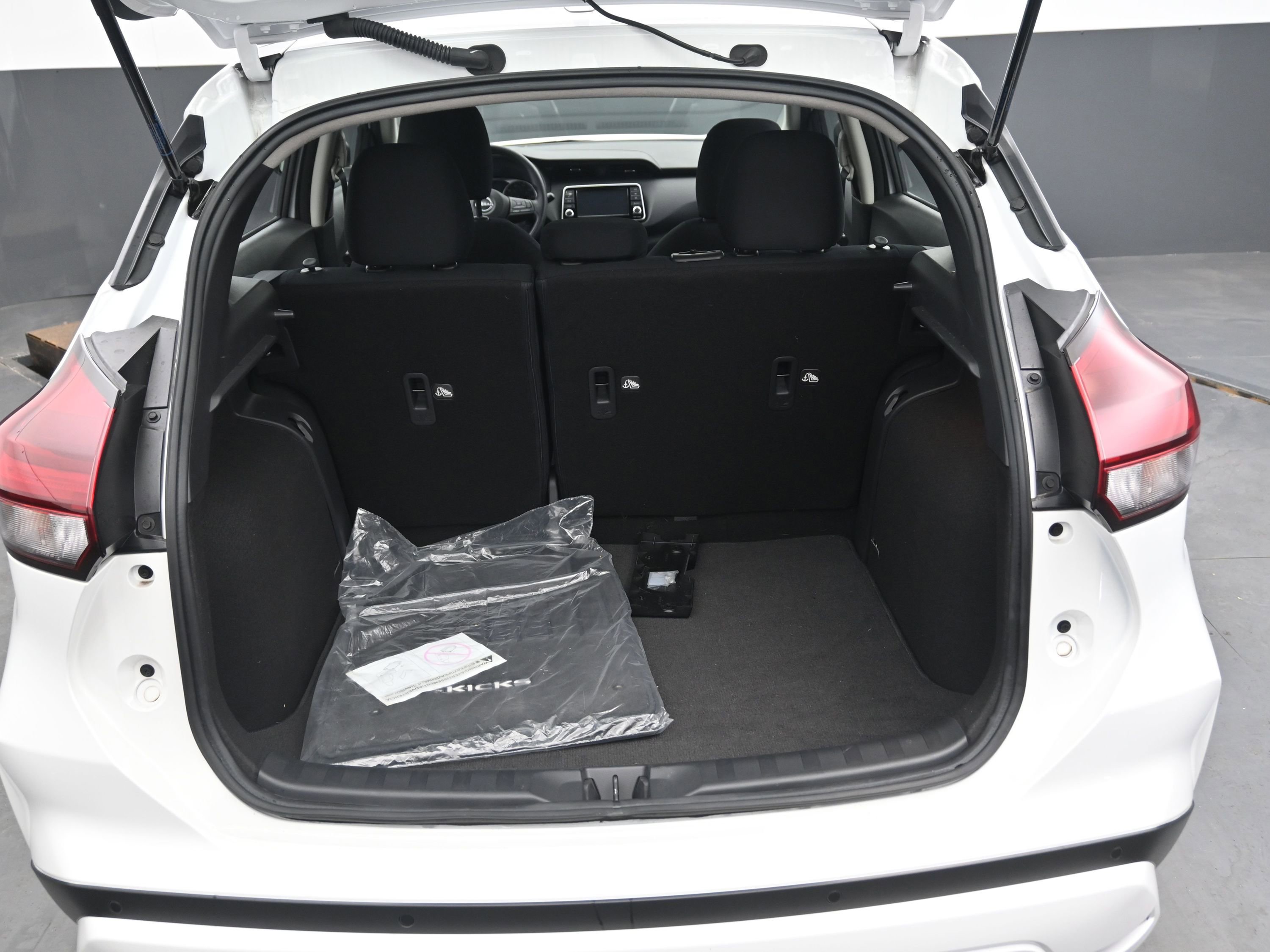 Certified 2025 Nissan Kicks Play S image 9