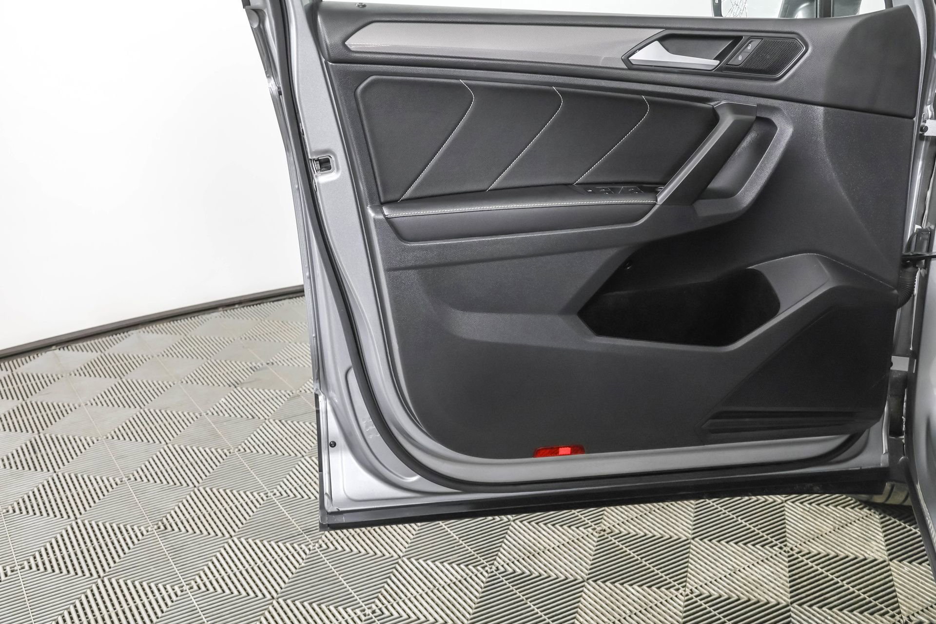 Used 2023 Volkswagen Tiguan SE image 33