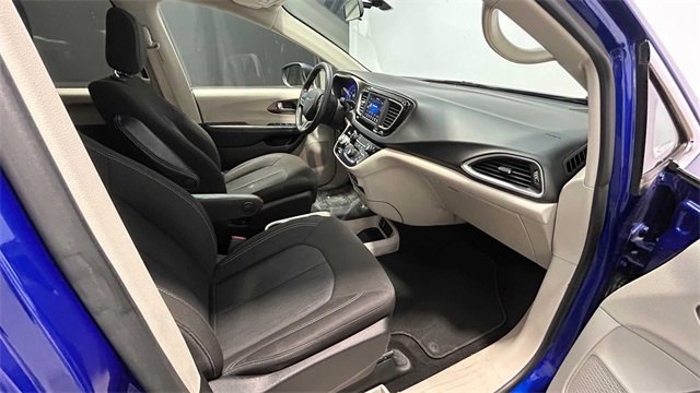 Used 2021 Chrysler Voyager LX image 27