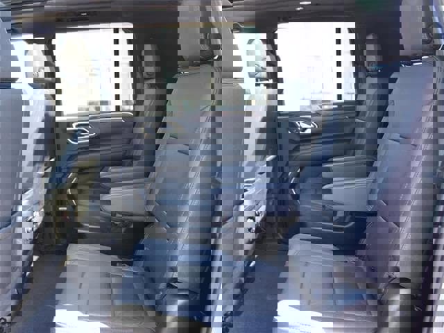 Used 2023 Chevrolet Suburban Z71 image 34