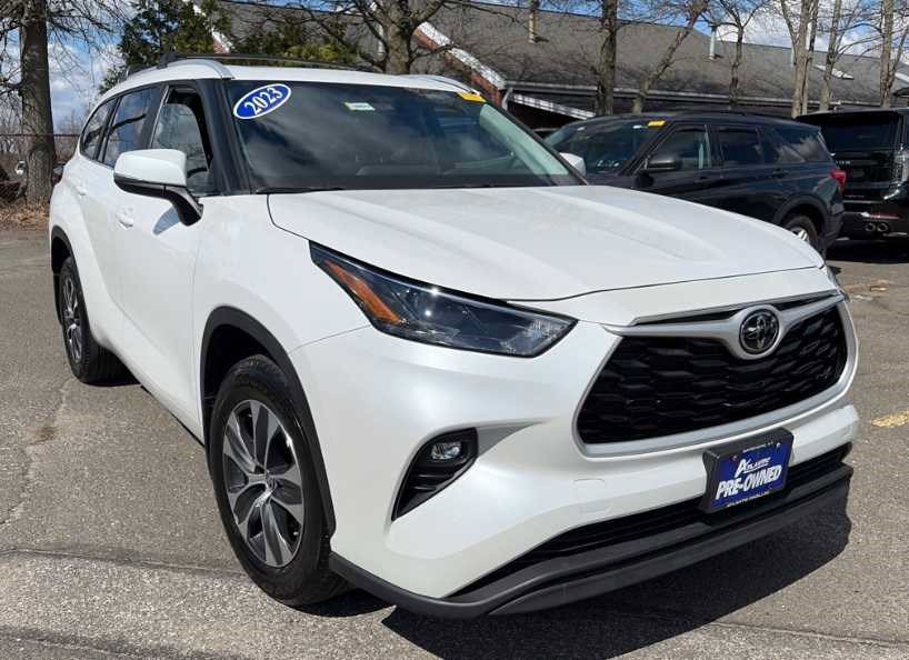 Used 2023 Toyota Highlander XLE image 2