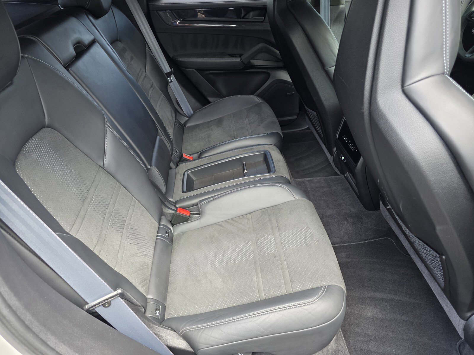 Used 2024 Porsche Cayenne Turbo GT image 5