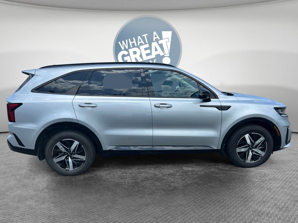 Used 2022 Kia Sorento S FWD image 2