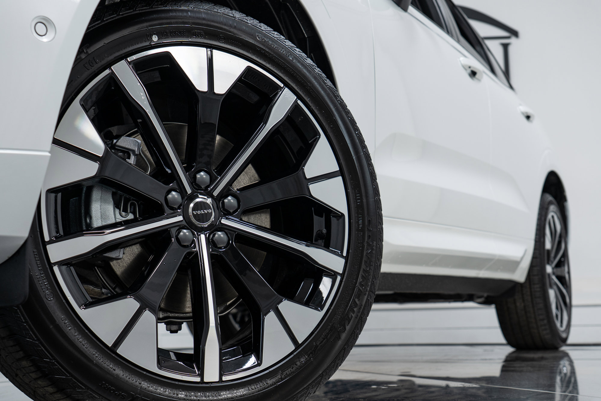 New 2026 Volvo XC60 B5 Plus w/ Climate Package image 27