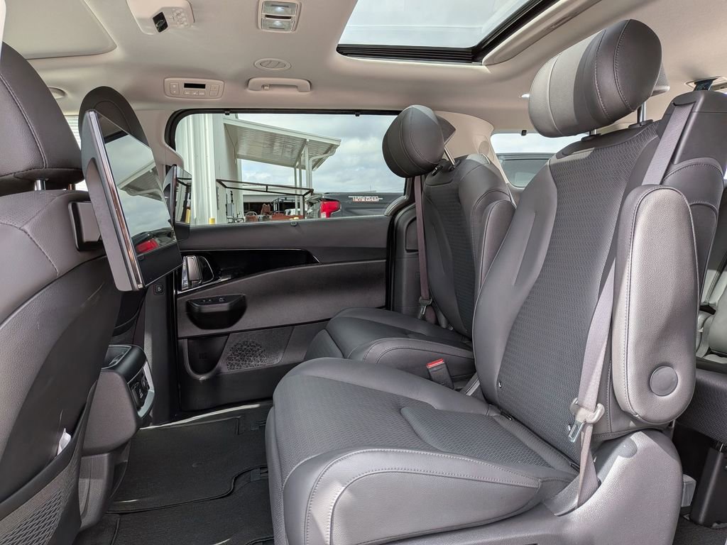 Used 2025 Kia Carnival SX Prestige image 29