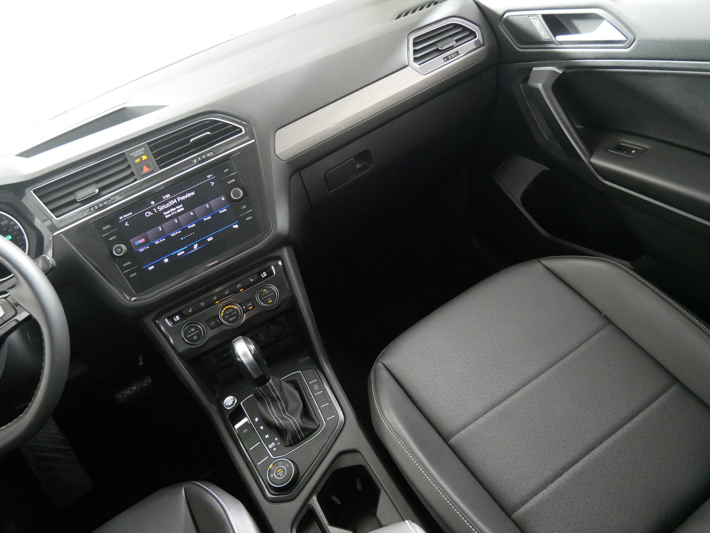 Used 2021 Volkswagen Tiguan SE AWD/4WD image 11