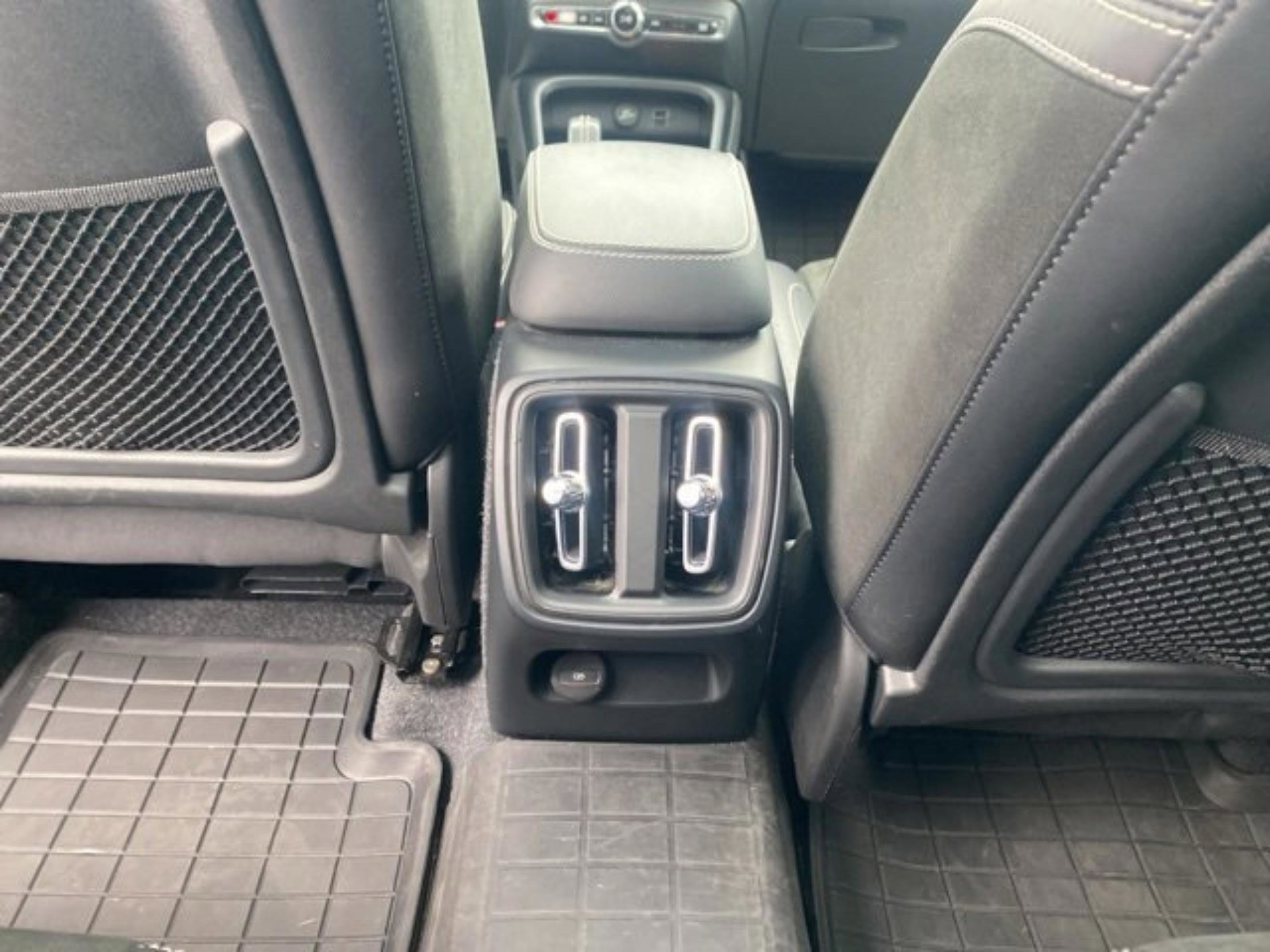 Used 2022 Volvo XC40 T4 R-Design w/ Climate Package image 33