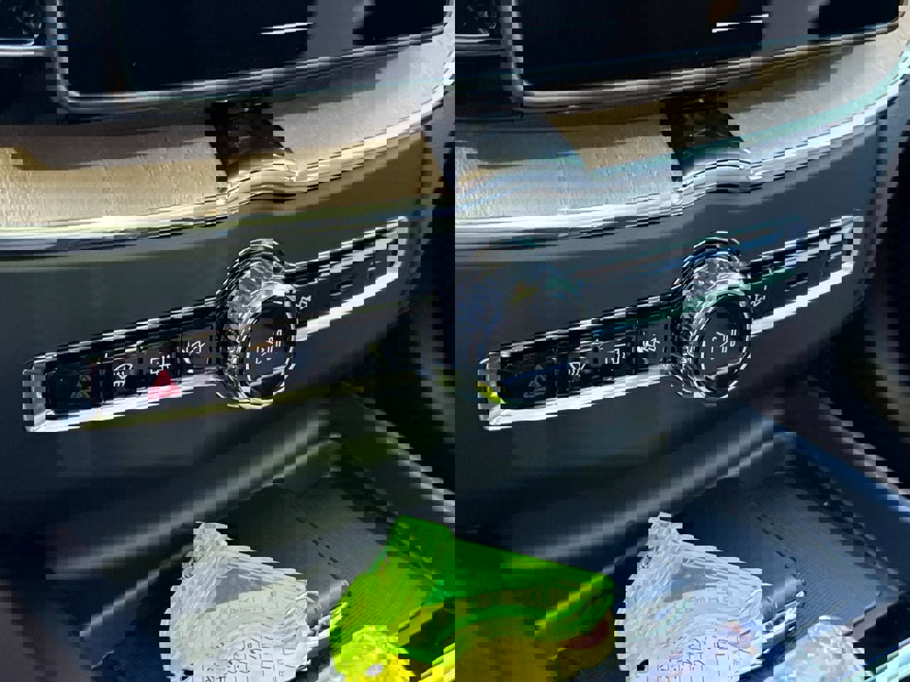 New 2026 Volvo XC60 T8 Plus w/ Protection Package Premier AWD/4WD image 17