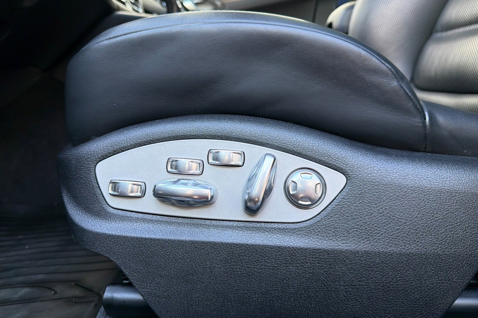 Used 2025 Porsche Macan GTS image 14