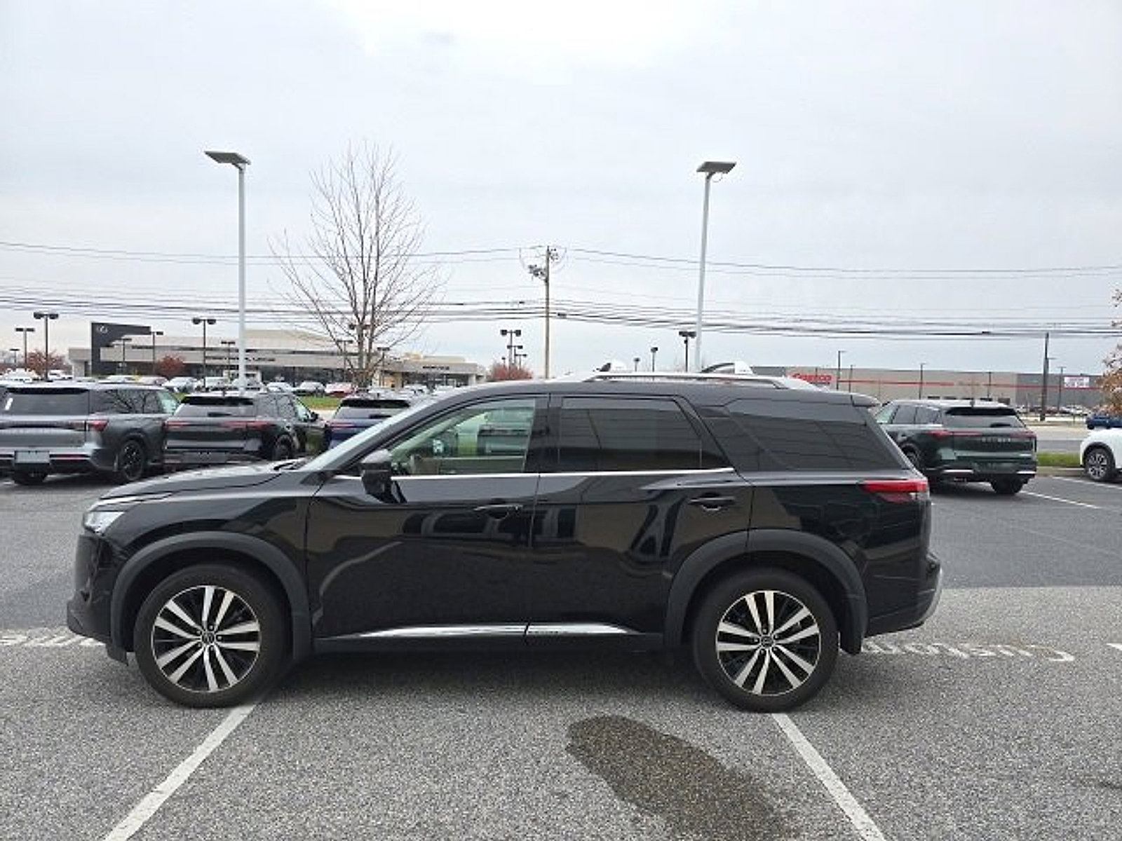 Used 2023 Nissan Pathfinder Platinum w/ Cargo Package image 4