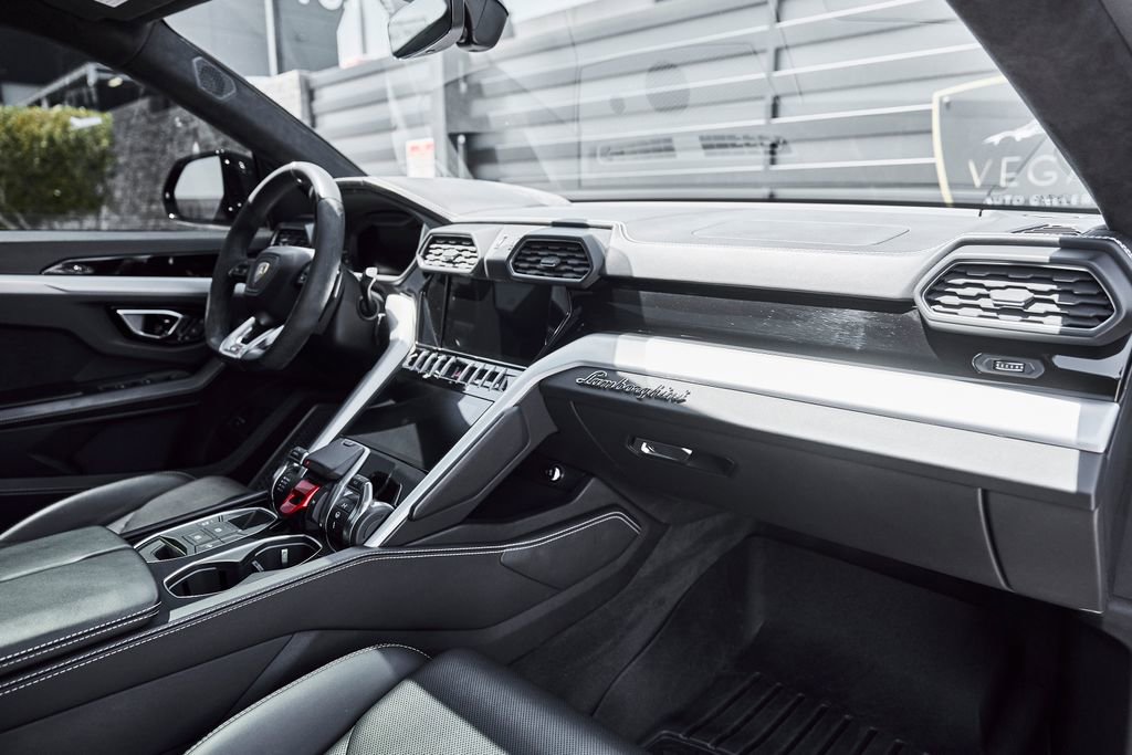 Used 2022 Lamborghini Urus AWD/4WD image 40