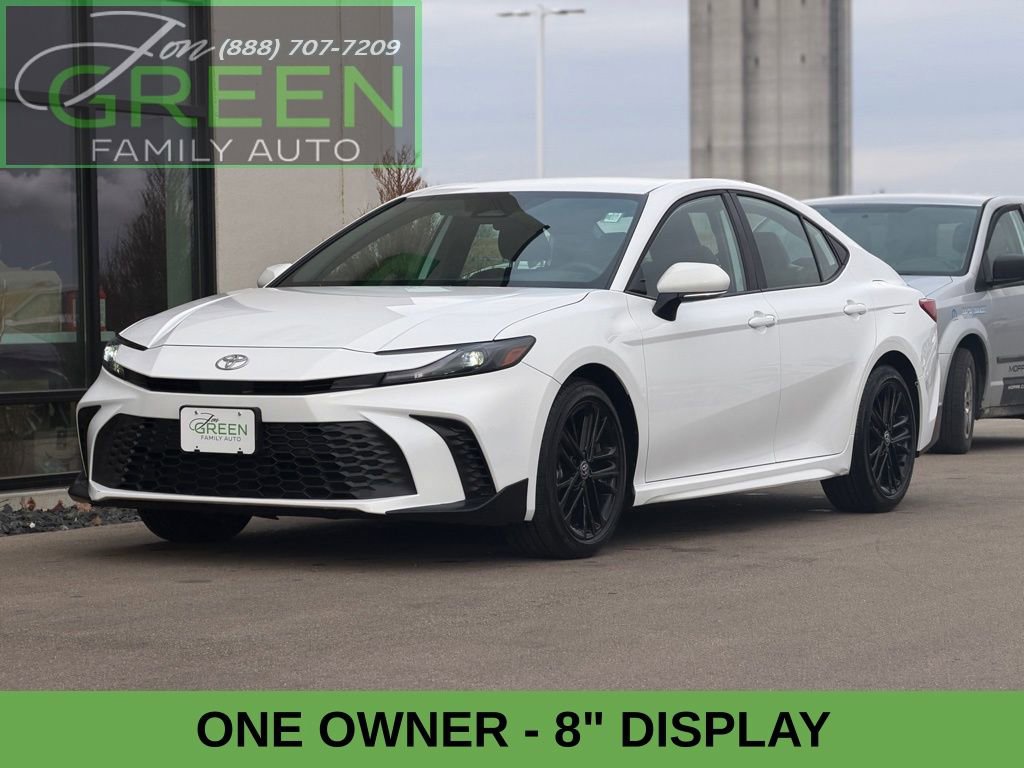 Used 2025 Toyota Camry SE image 1