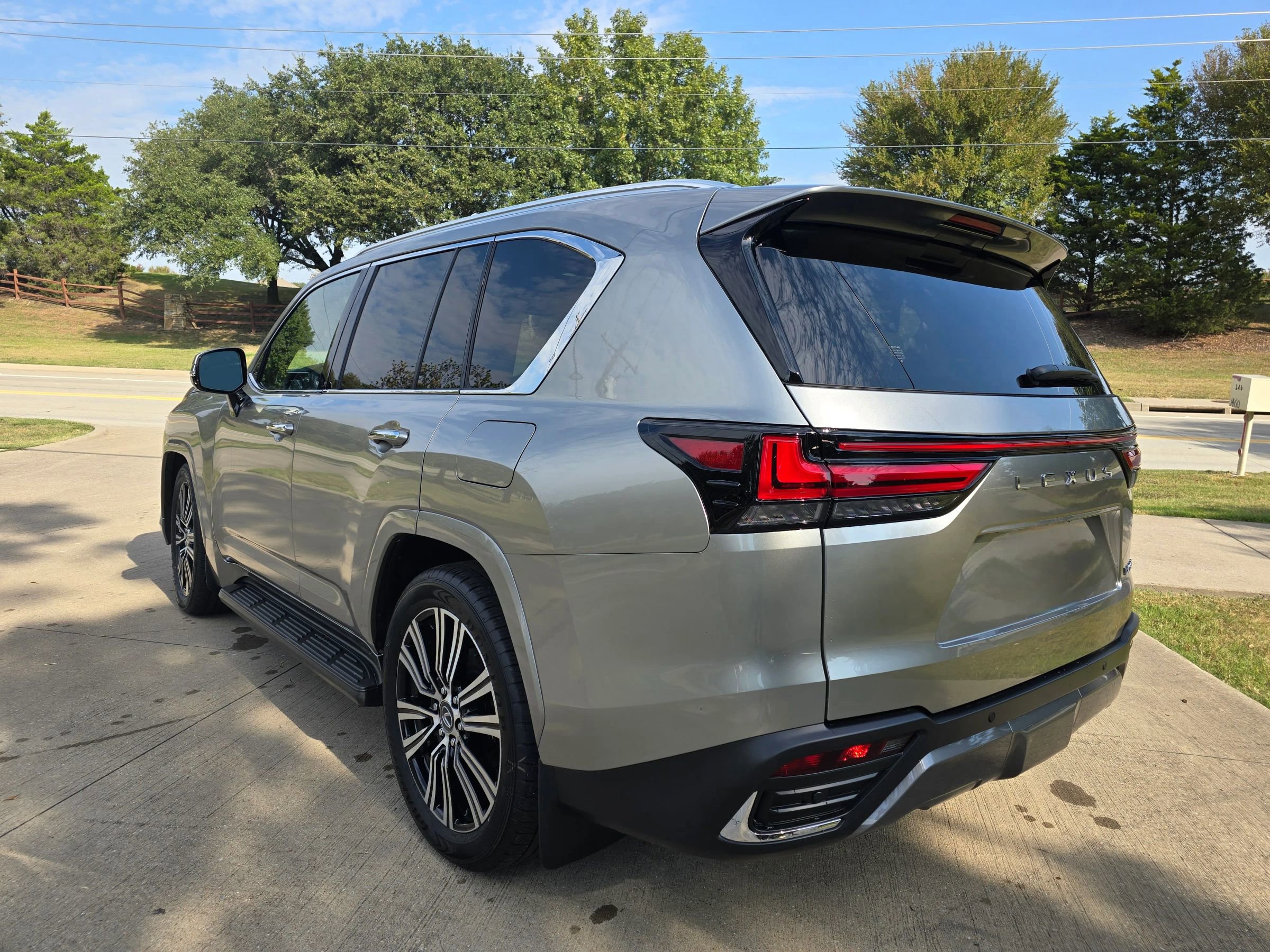 Used 2024 Lexus LX 600 4WD w/ Luxury Package image 4