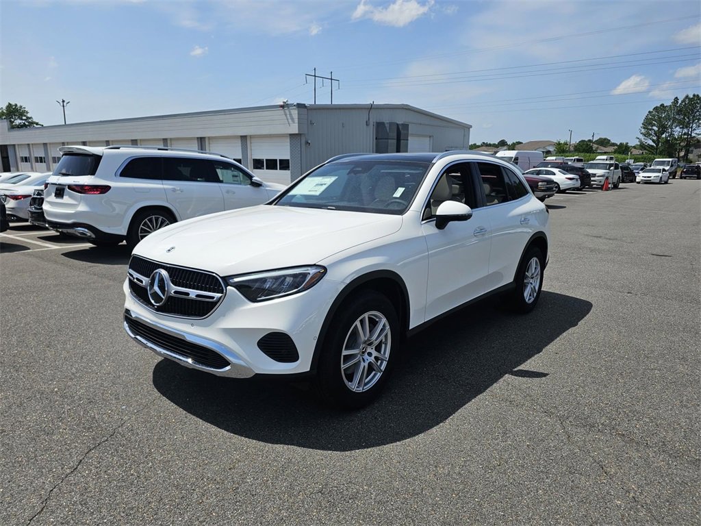 Used 2025 Mercedes-Benz GLC 300 image 3