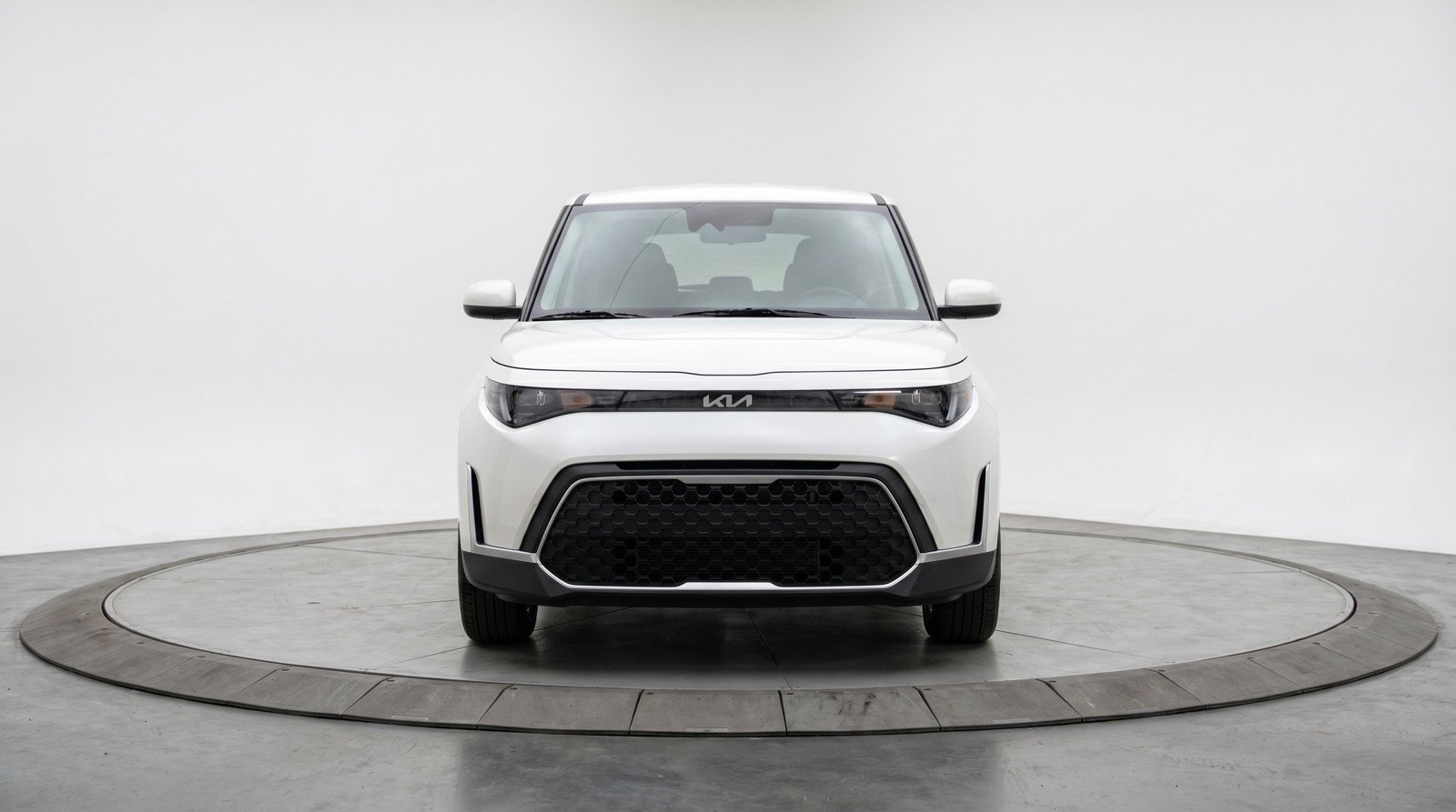 Used 2025 Kia Soul LX w/ LX Technology Package FWD image 2