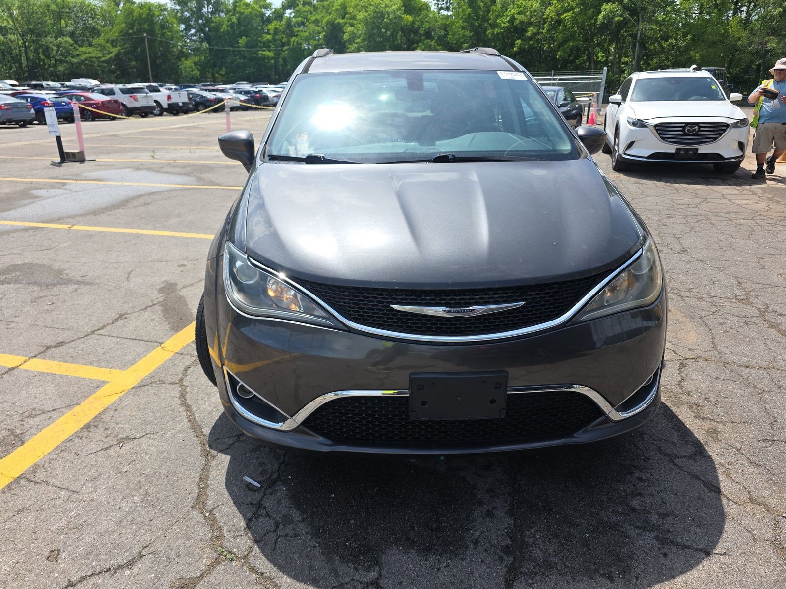 Used 2017 Chrysler Pacifica Touring-L FWD image 2