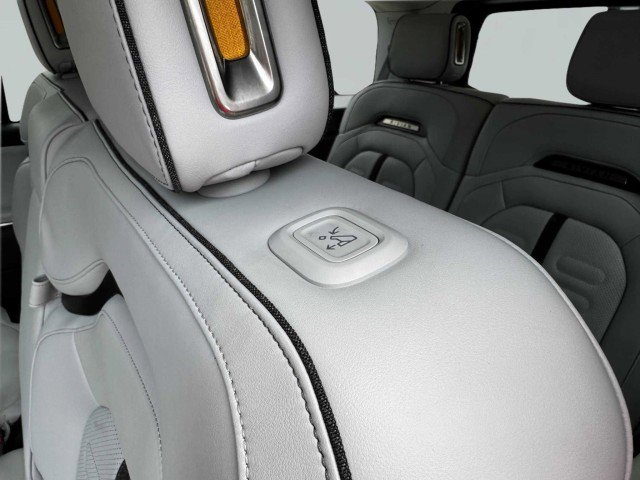 Used 2024 Rivian R1S Adventure image 40