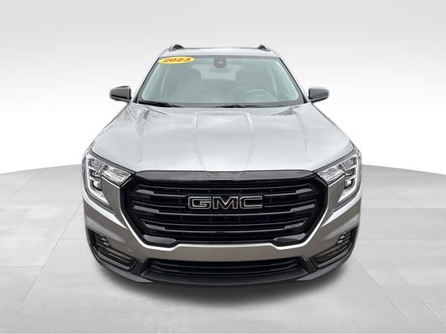Used 2023 GMC Terrain SLE w/ Driver Convenience Package image 2