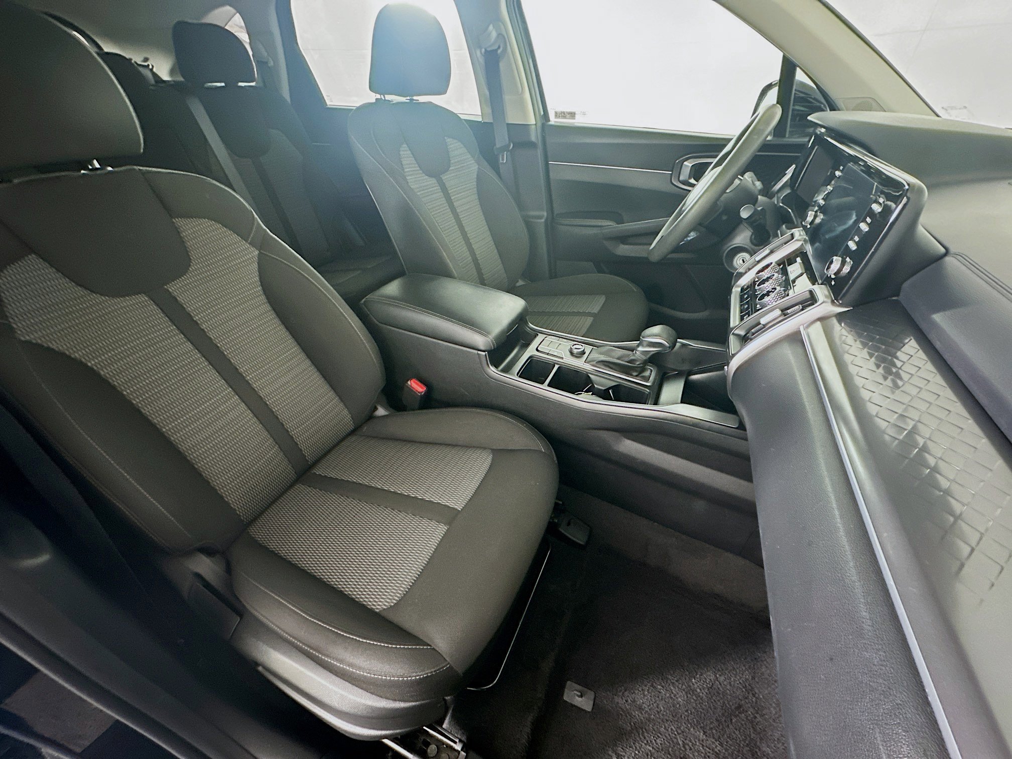 Used 2023 Kia Sorento LX image 31