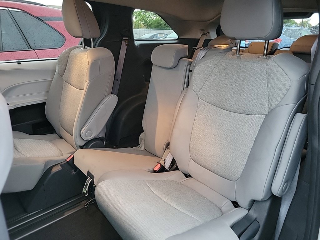 Used 2025 Toyota Sienna LE FWD image 12