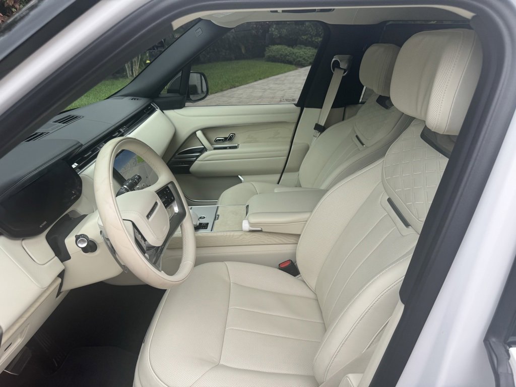 Used 2025 Land Rover Range Rover SV image 32