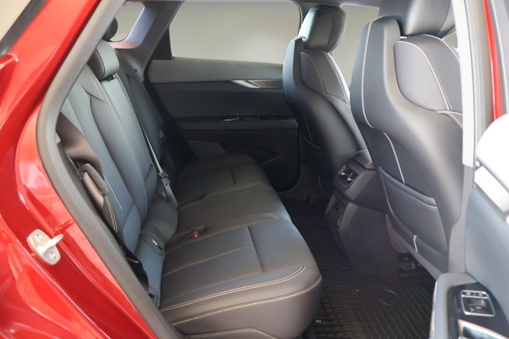 Certified 2025 Cadillac Optiq Sport 2 w/ LPO, Floor Liner Package AWD/4WD image 17