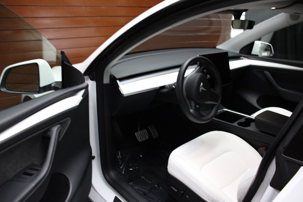 Used 2023 Tesla Model Y Performance AWD/4WD image 15
